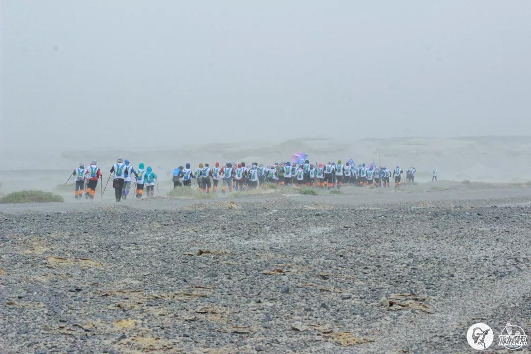 戈壁行走.jpg